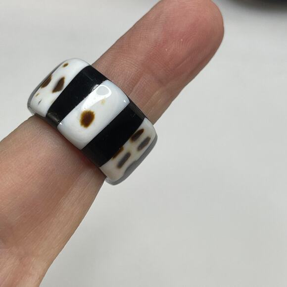 ring costume jewelry white black band shell size 7.25 beach thumb ring boho - Picture 1 of 6
